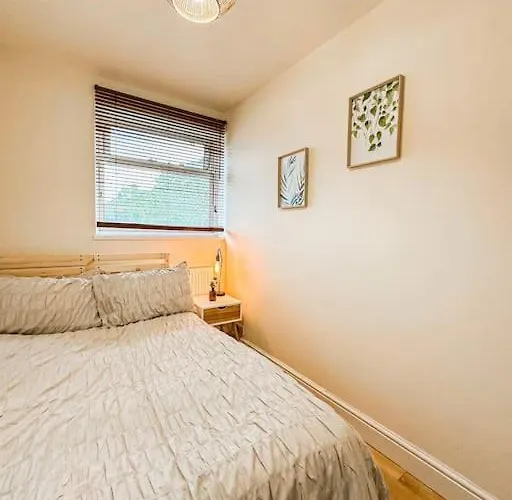 Bright & Spacious Split Level Flat In Kennington