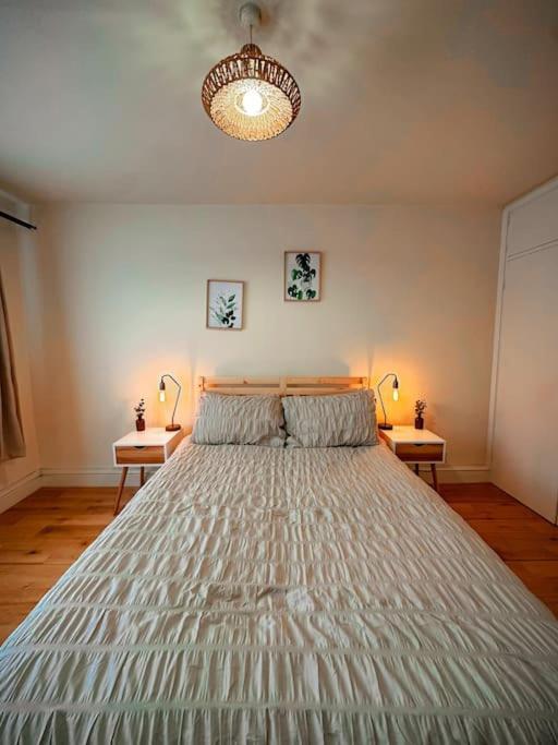 Bright & Spacious Split Level Flat In Kennington Apartamento