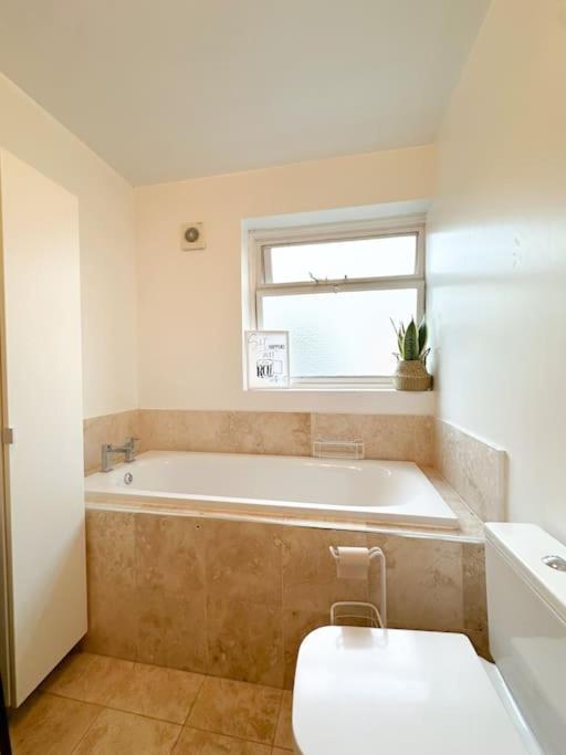 Bright & Spacious Split Level Flat In Kennington Apartamento *
