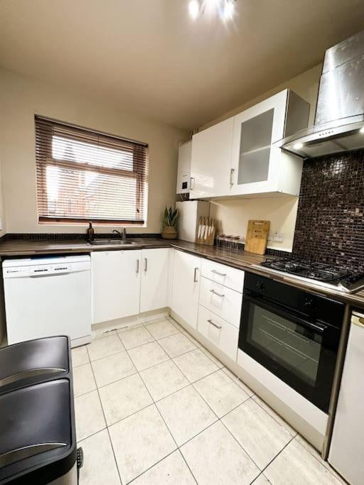 Bright & Spacious Split Level Flat In Kennington Apartamento *